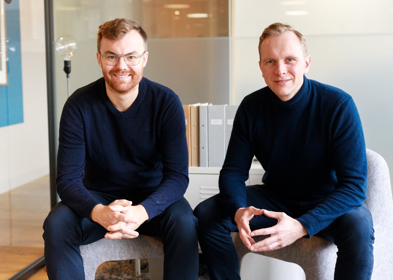 Tim Backhaus und Julius Möller, die Mitgründer von Taidalos, sitzen nebeneinander